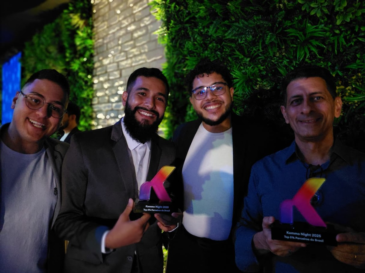 Alunos premiados no Kommo Night 2025